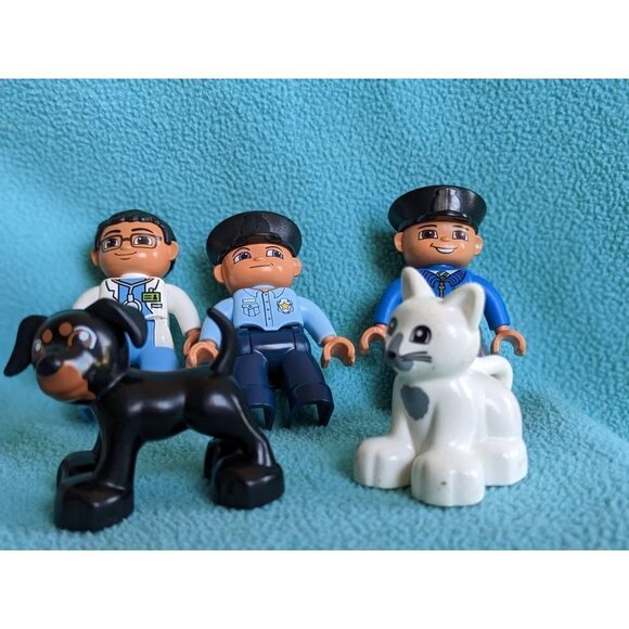 9 Piece Lego Duplo Town Figurines Replacements Bundle Lot w/ 2009 Postman - Picture 4 of 9